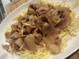 キャベツたっぷり!豚肉の甘辛焼きのせ