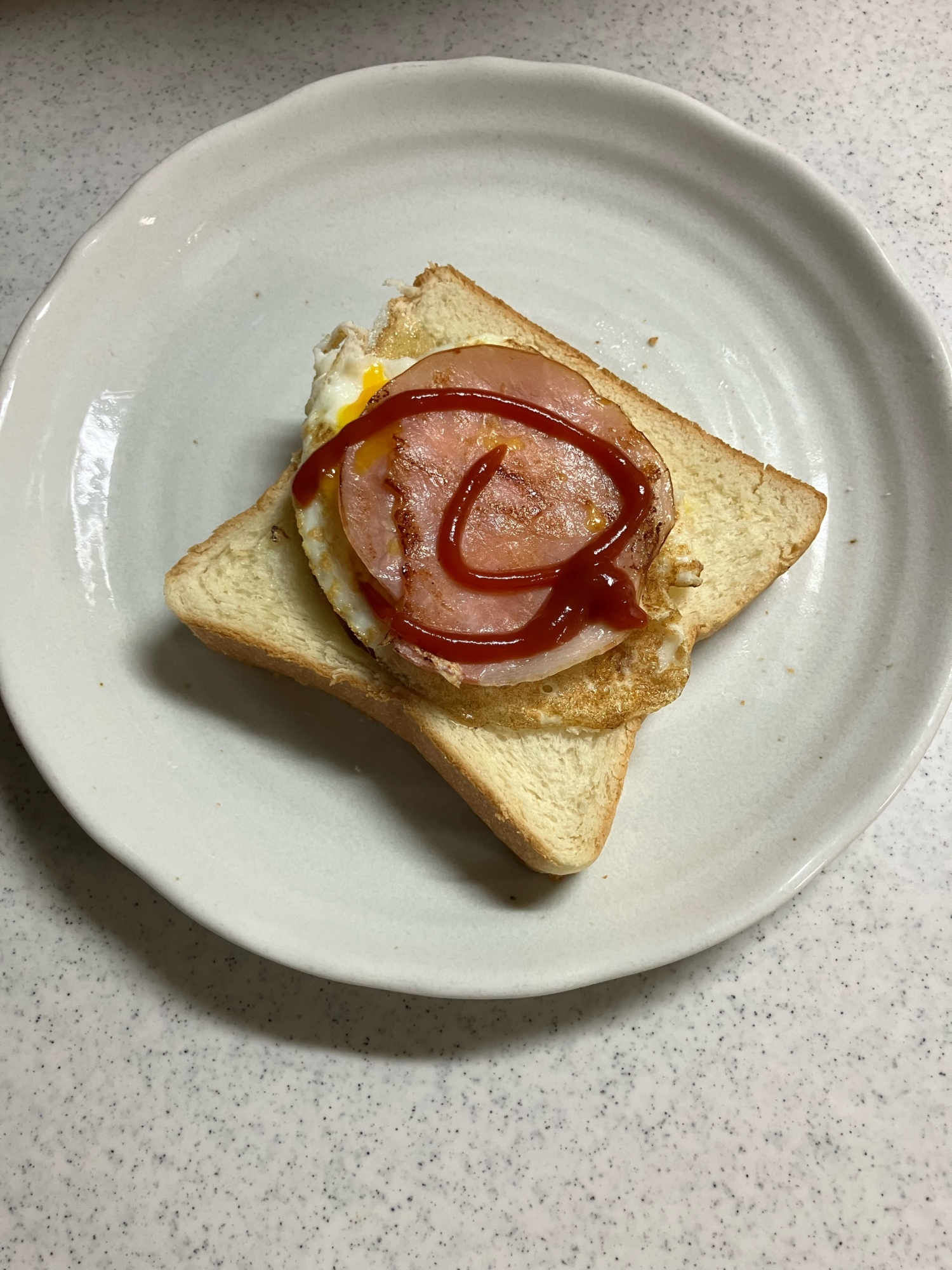 目玉焼きとハムのせトースト