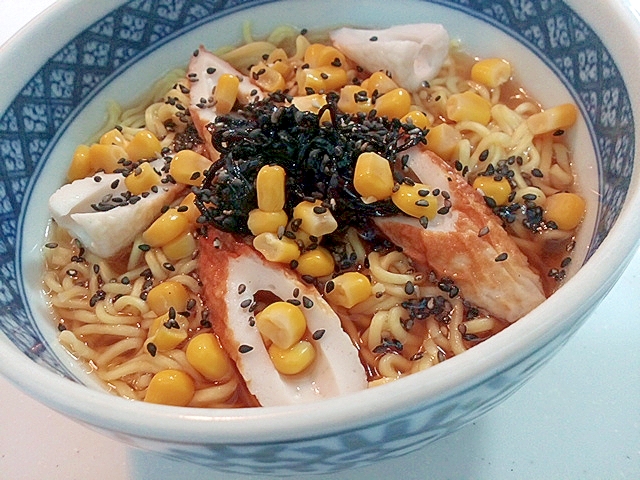 竹輪・昆布佃煮・コーン・黒ごまの醤油ラーメン