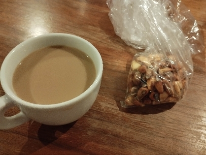 黒糖シナモンアイスコーヒーとクッキーෆ˚*