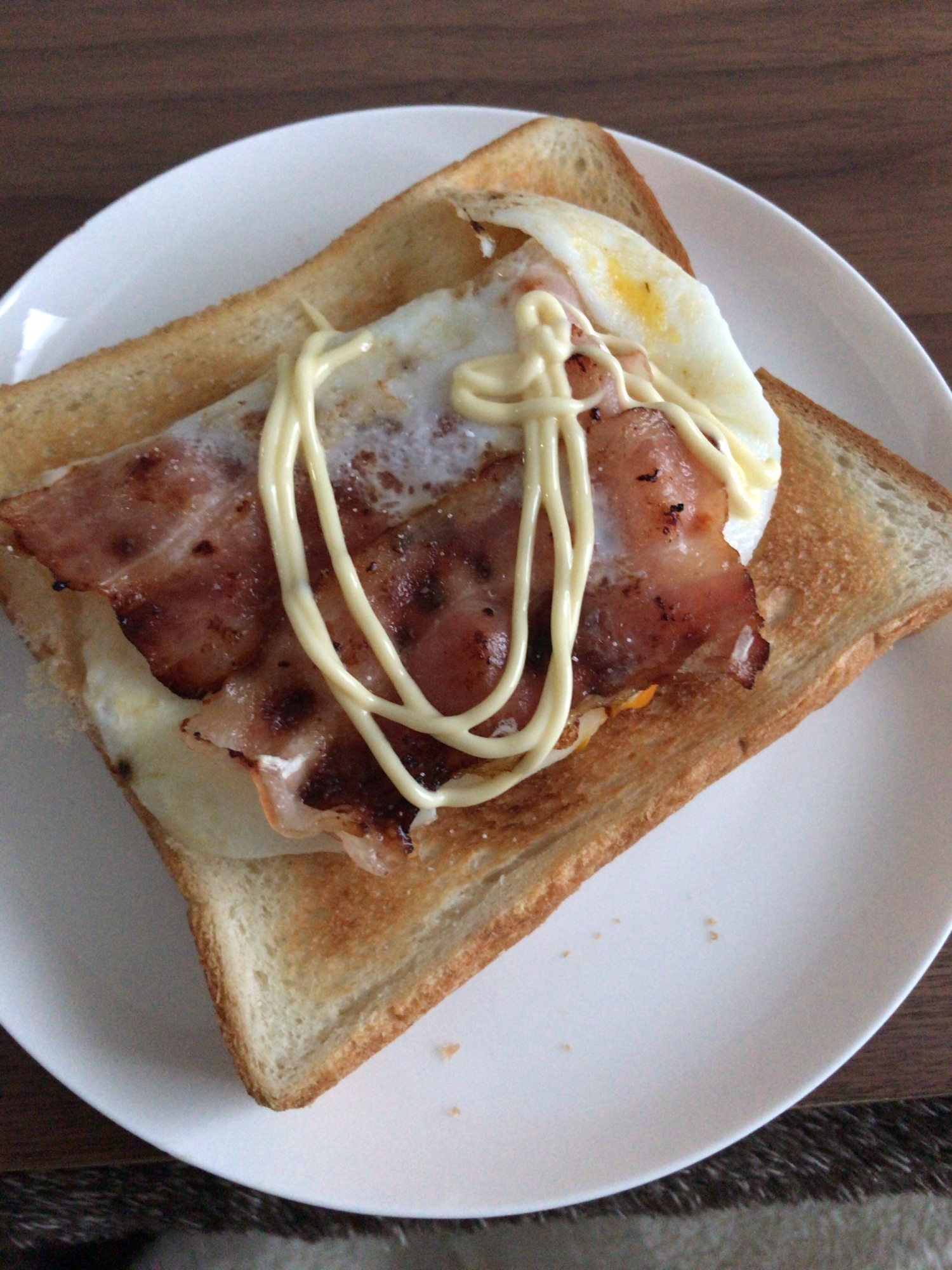 ベーコンと目玉焼きのトースト