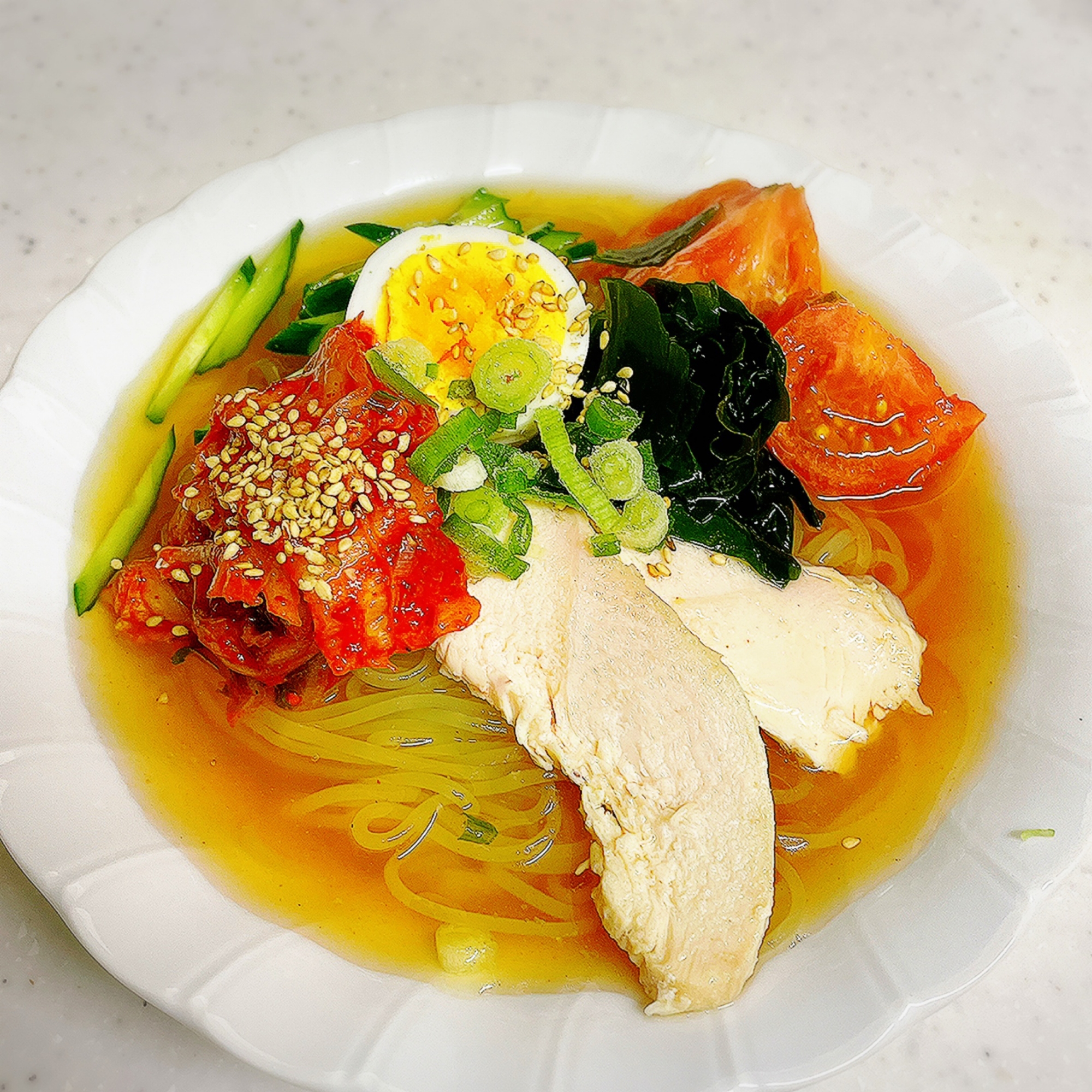 サラダチキンの簡単盛岡冷麺が白い皿に入っているところ