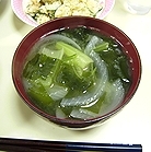 ワカメと小松菜、玉葱の味噌汁