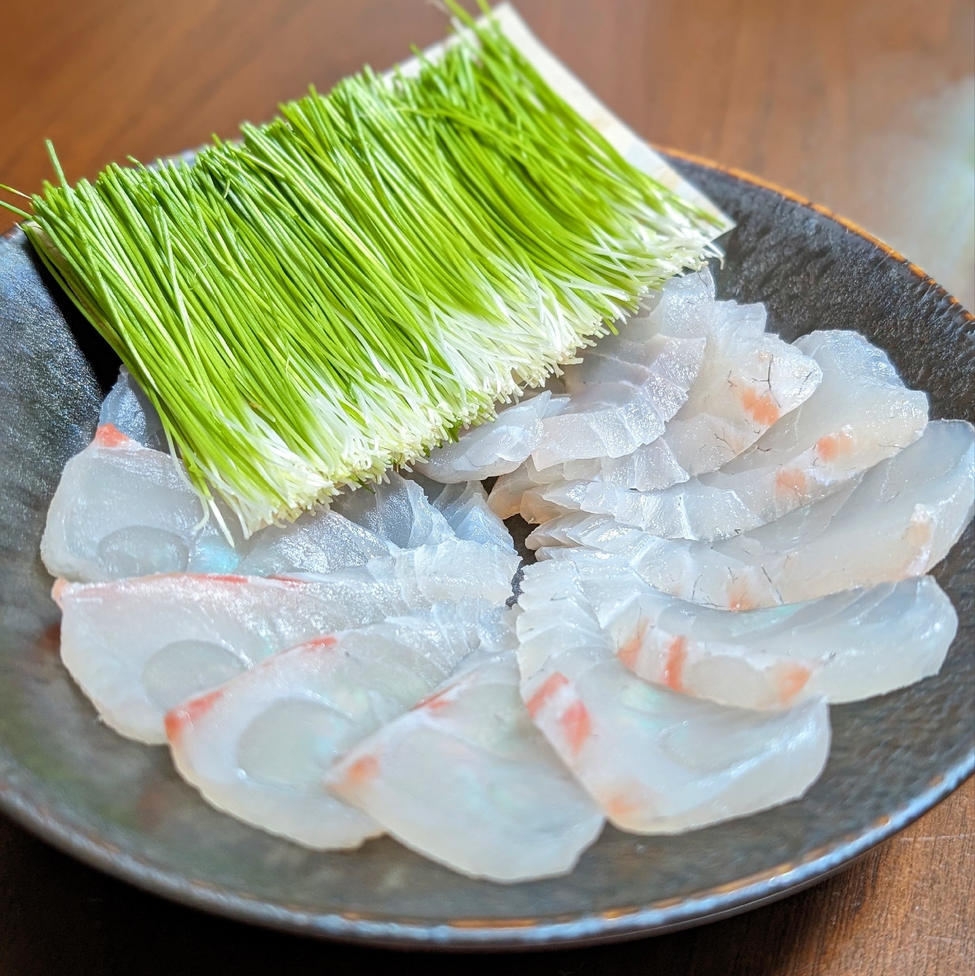 鯛とメネギのエスニックなカルパッチョ