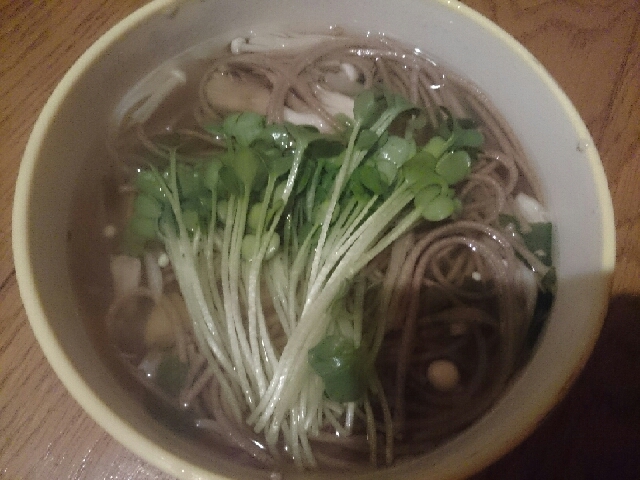 舞茸とかいわれのしじみ風味の温蕎麦