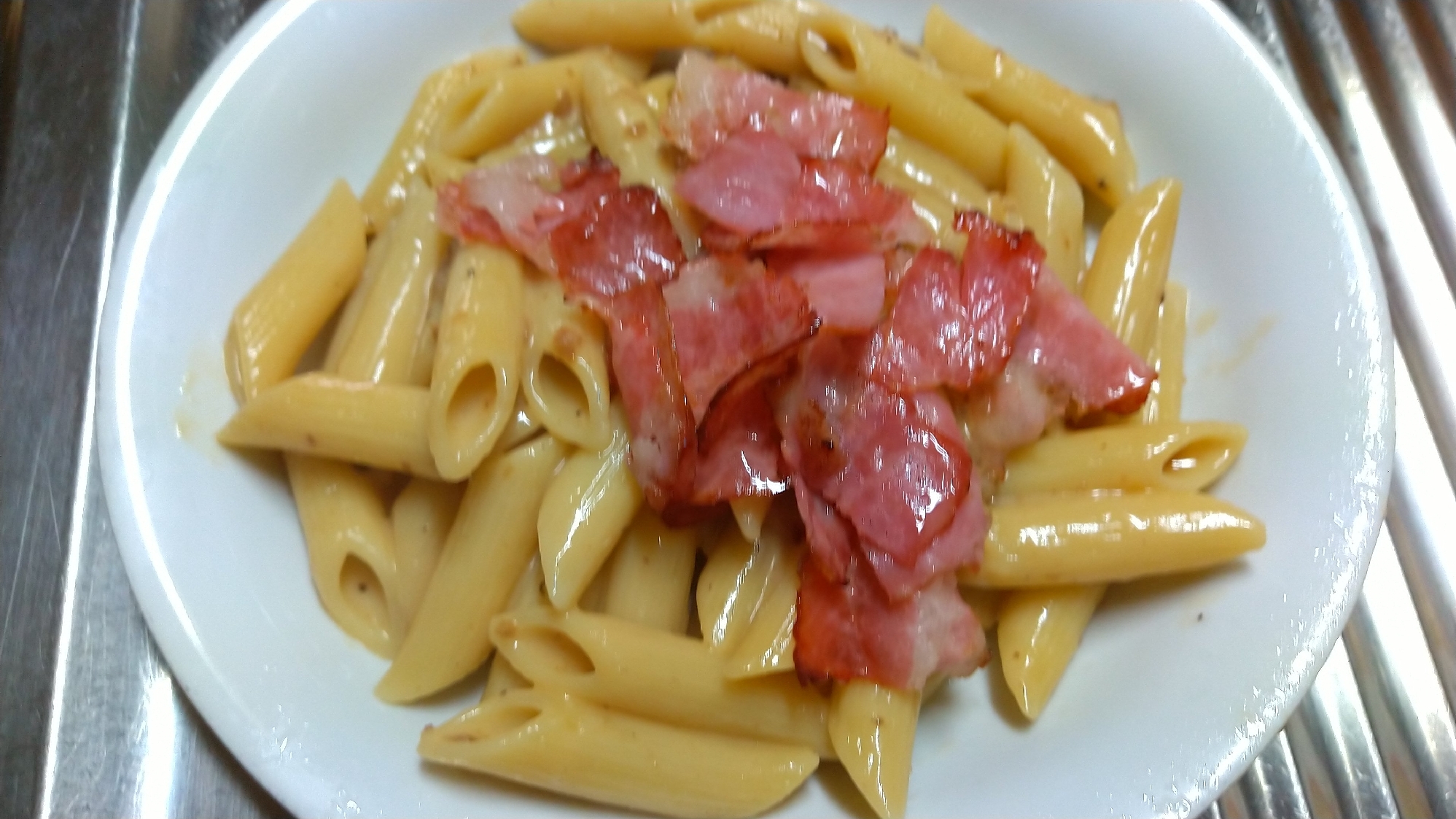 マカロニパスタきのこクリームソース炒めベーコン乗せ