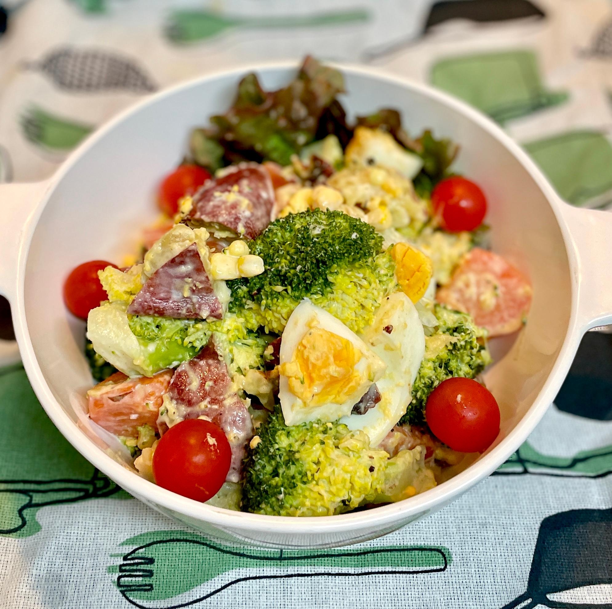 皮のお焦げまでおいしい♡焼芋とブロッコリーのサラダ