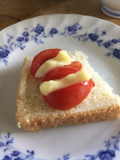 朝食にトマトチーズトースト