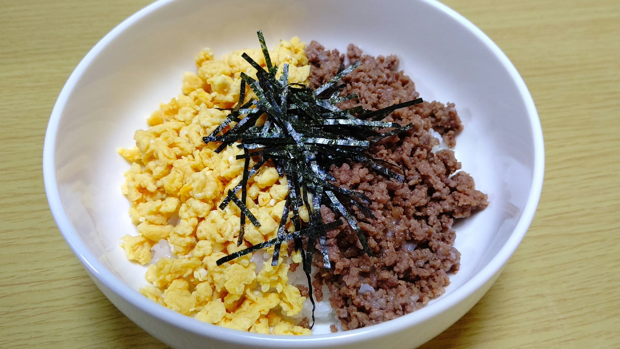 ２色そぼろ丼