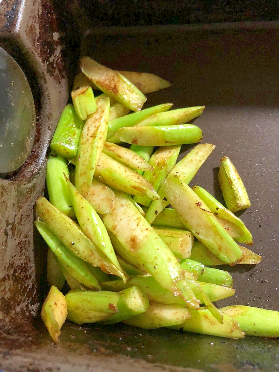 フライパンのまま撮影！アスパラのスパイス炒め