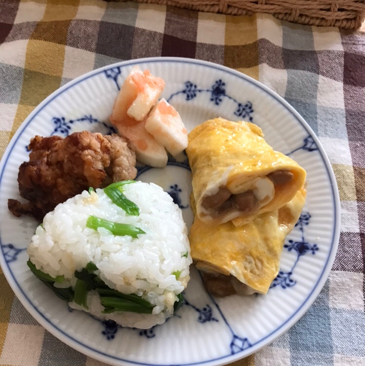 ほうれん草と天かすおむすびと納豆卵焼きの朝ごはん