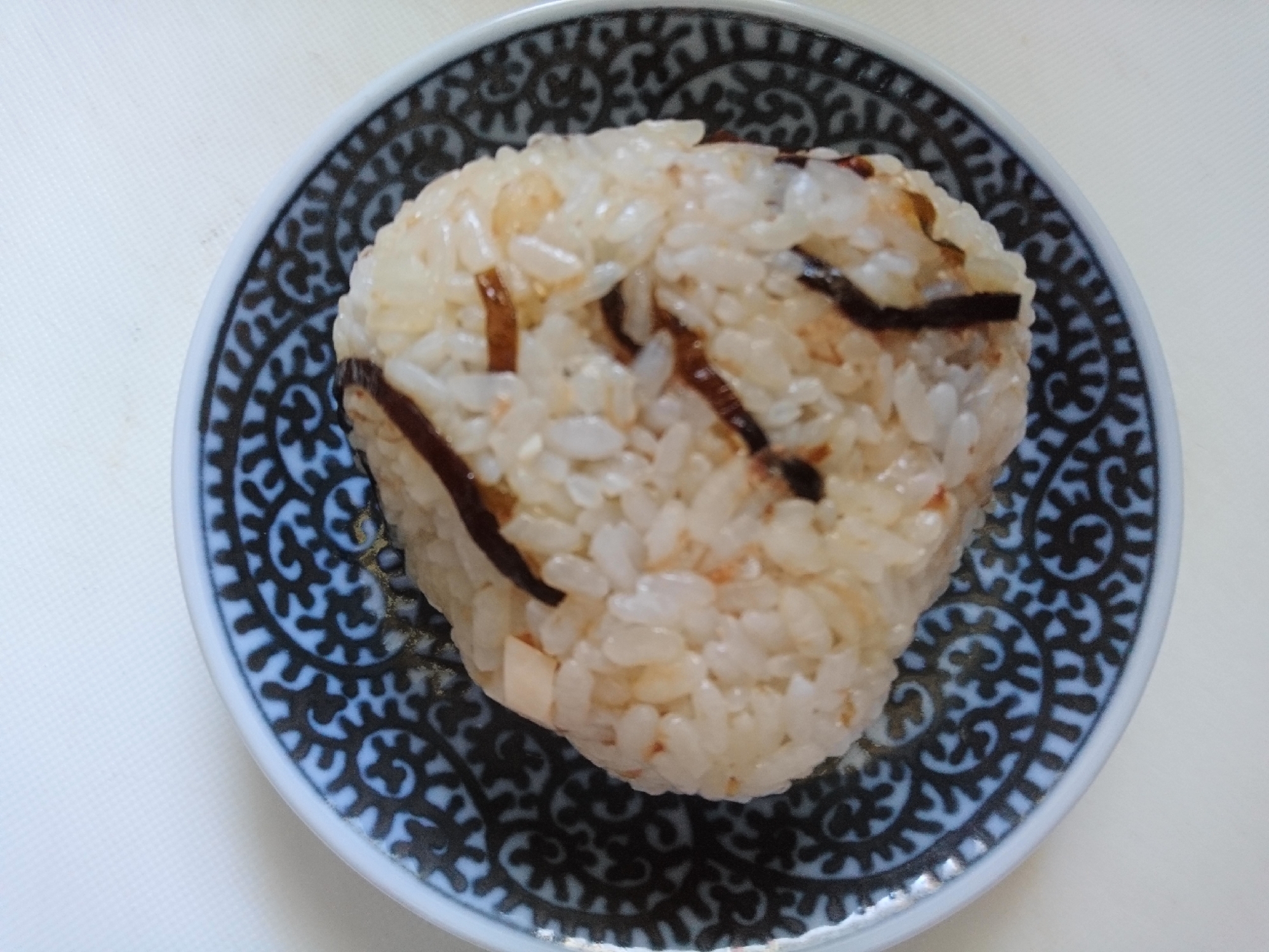 昆布の佃煮と鶏ハムとおかかのおにぎり