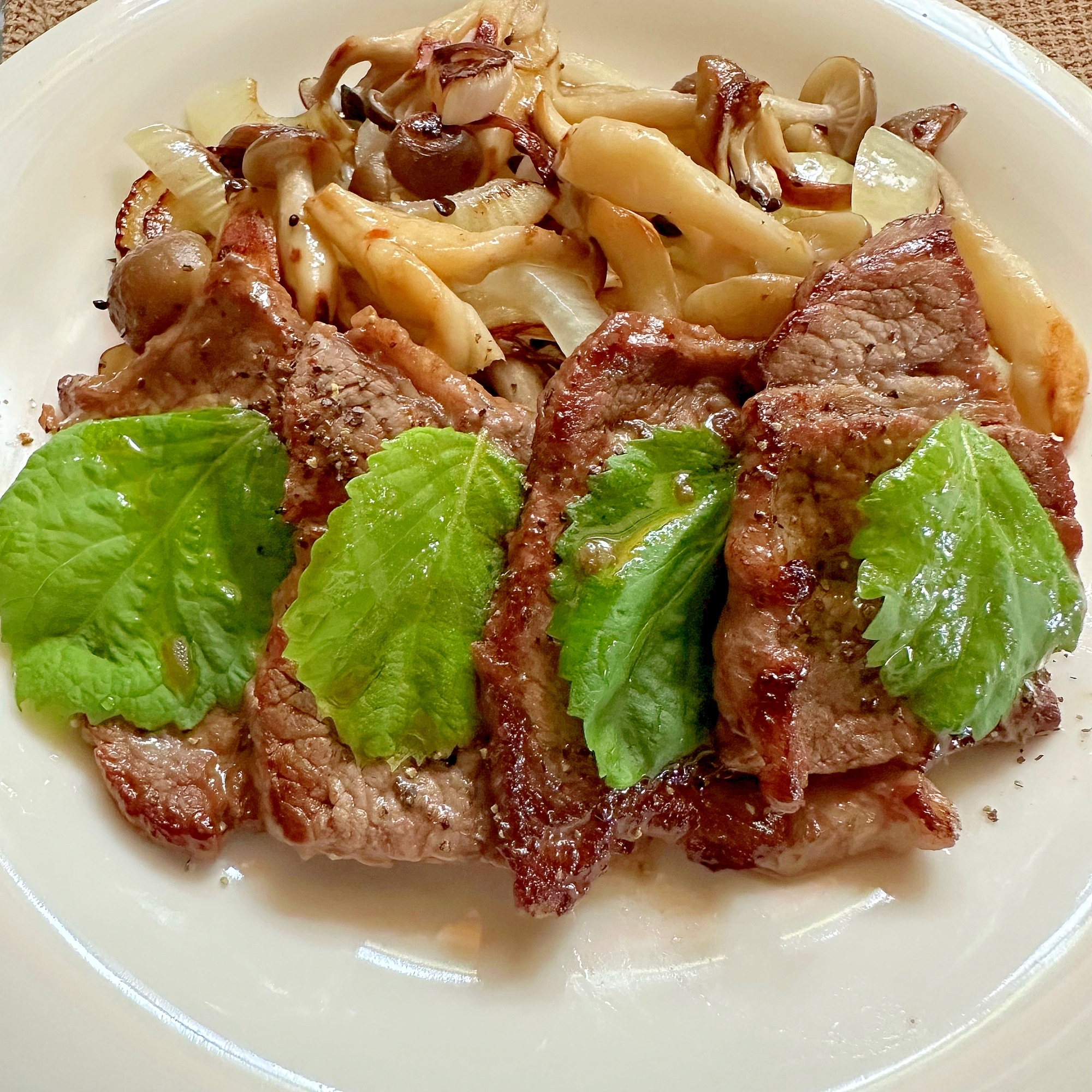 ドレッシングでさっぱりと！牛肉としめじと玉ねぎ☆*