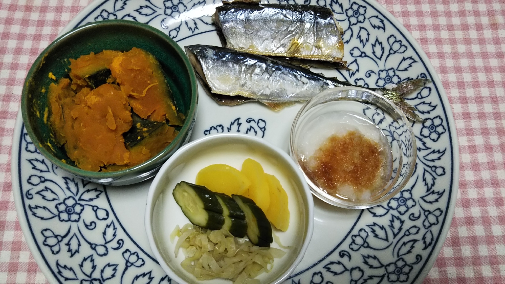 秋刀魚の塩焼きとカボチャの煮物と漬物の夕食のおかず