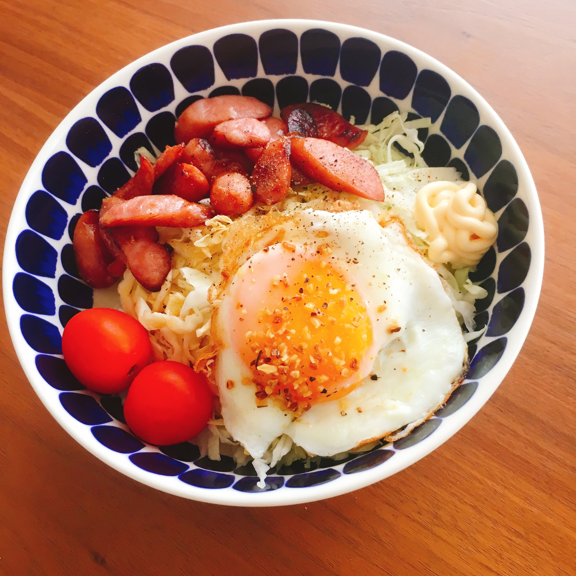 簡単ランチ☆ウインナーバター醤油キャベツ丼