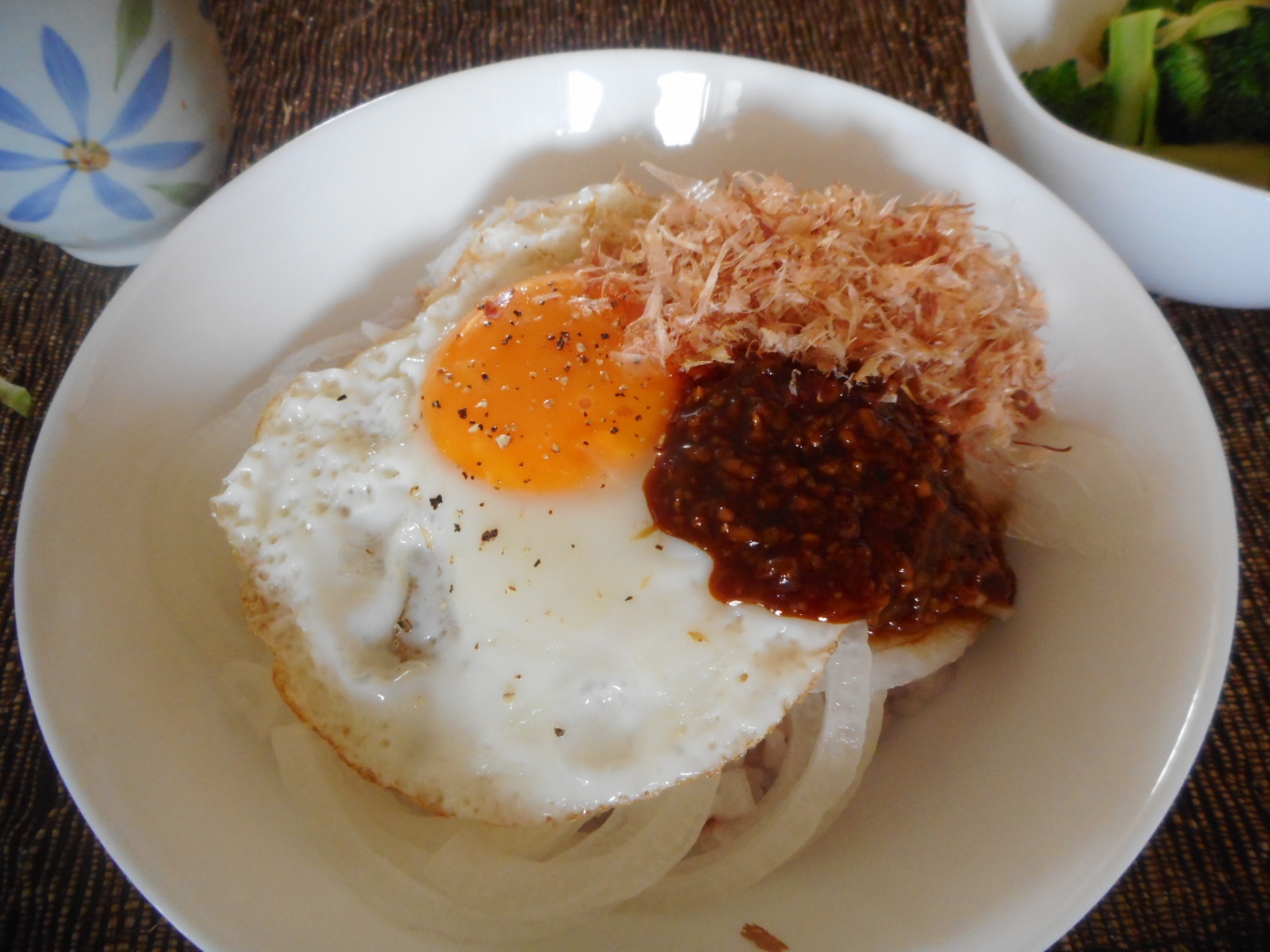 オニオンスライスと目玉焼きの醤油麹丼