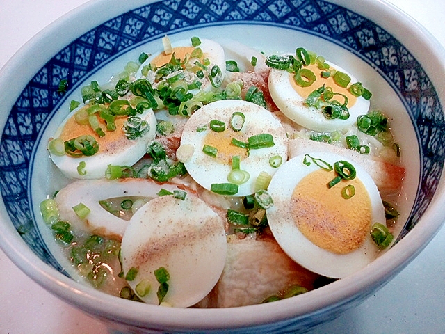 竹輪とゆで卵と葱の豚骨ラーメン
