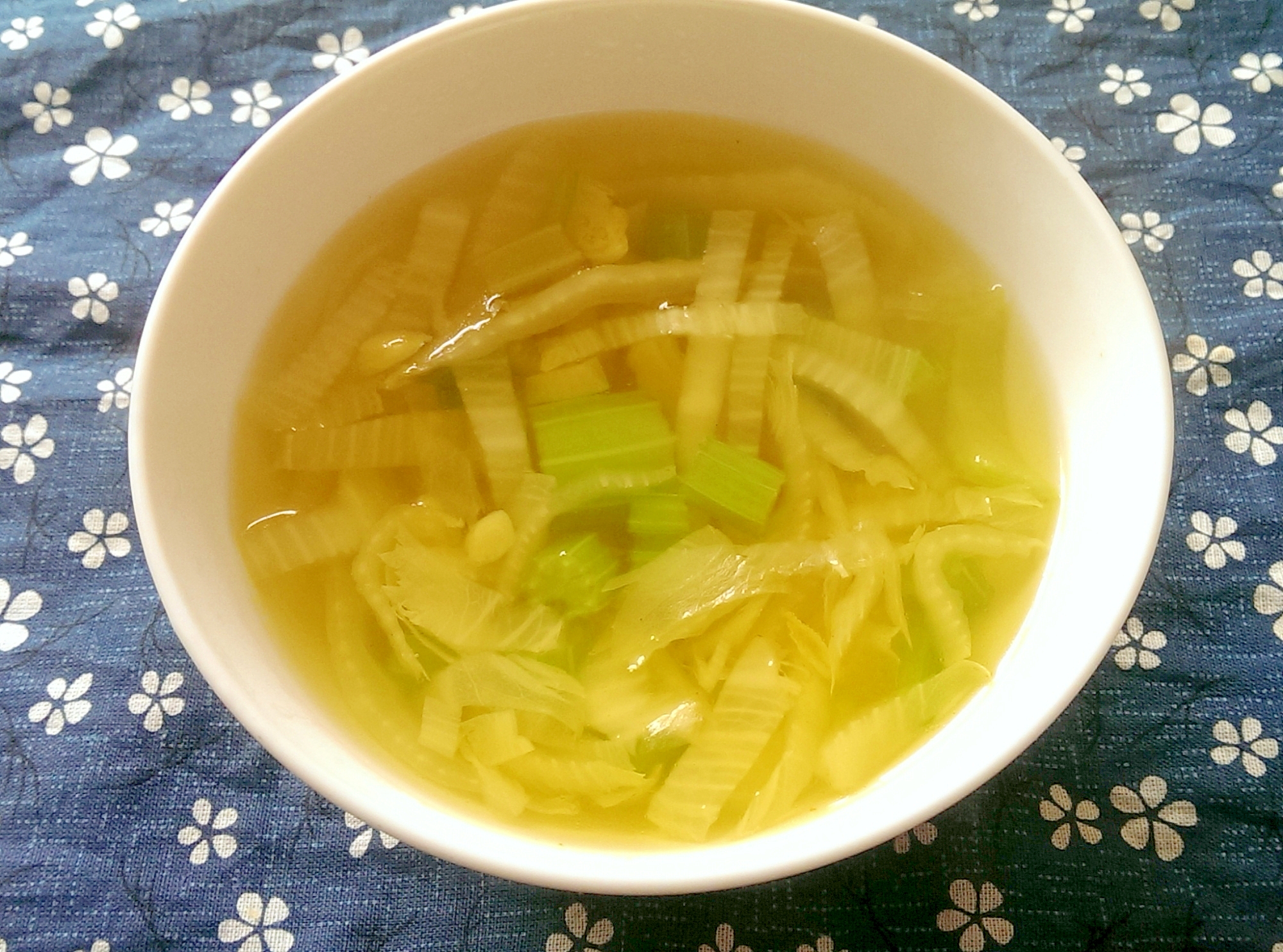 セロリと白菜のスープ　カレー風味