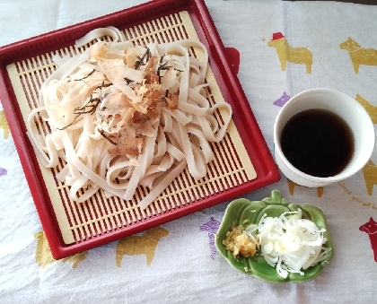 こんにちわ♪乾麺のきしめんで作ってみました^^お葱とおろし生姜を添えて♪きしめんなので花かつおをトッピン具してみました^^とってもおいしかったですごちそうさま！