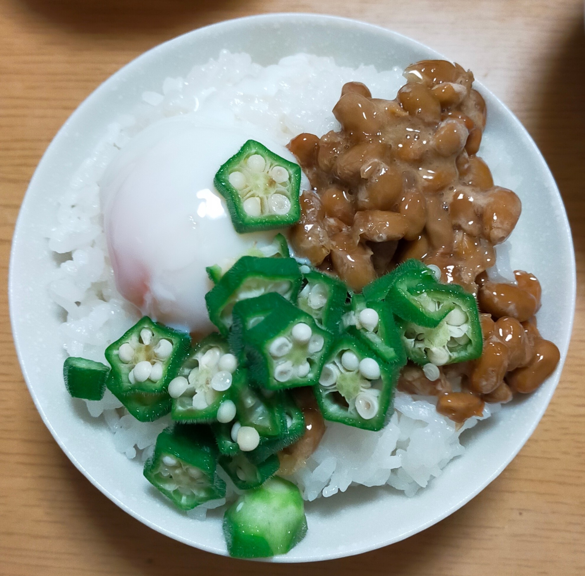 温玉と納豆とオクラののっけご飯