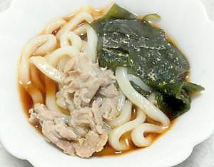 豚肉とわかめ入りの釜揚げうどん風