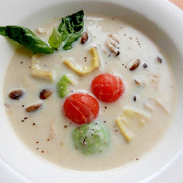 市販のポタージュ利用で❤アボカドの豆乳スープ♪