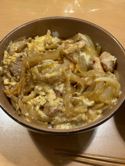 出汁で煮込む、半熟加減が美味しい親子丼☆