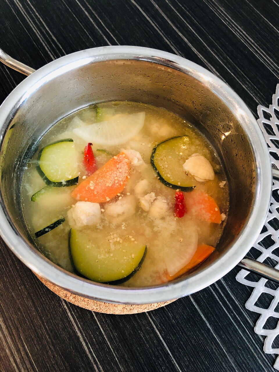 鶏肉とズッキーニと大根の唐辛子ごま味噌スープ