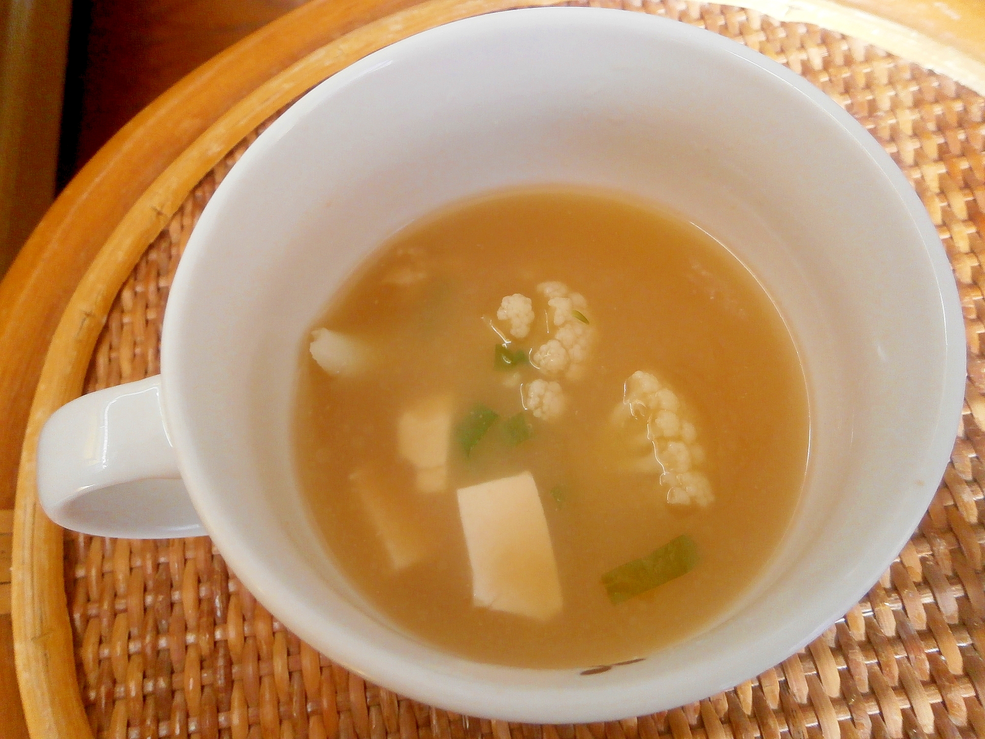 豆腐とカリフラワーの味噌汁