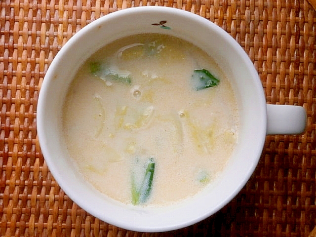 キャベツと小松菜の豆乳スープ