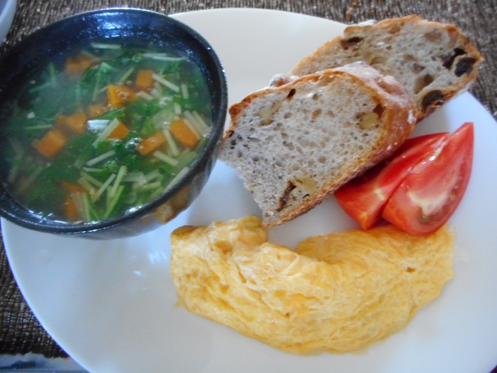 水菜のスープとオムレツのワンプレート