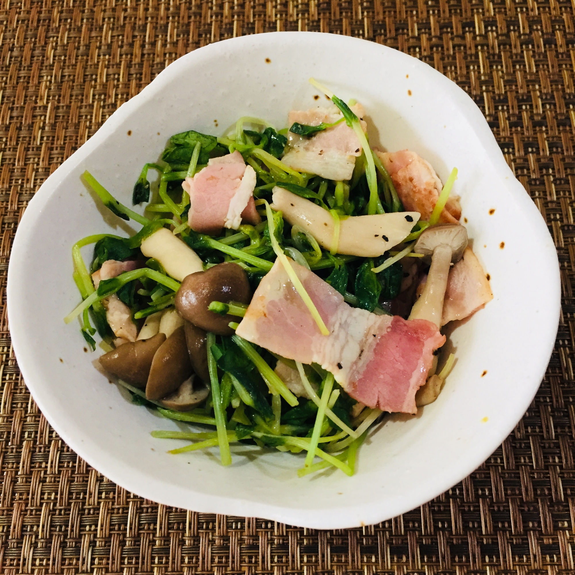 レンジで作る 簡単 豆苗のバター醤油炒め レシピ 作り方 By ブリラーレの男子ごはん 楽天レシピ