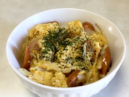 ポークソーセージと玉ねぎのたまご丼