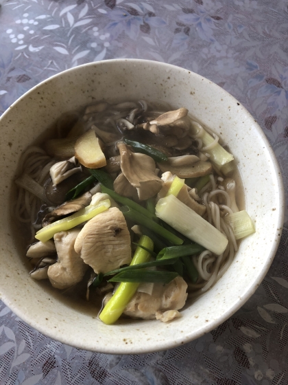 温か麺の季節です♪　「舞茸かしわ蕎麦」