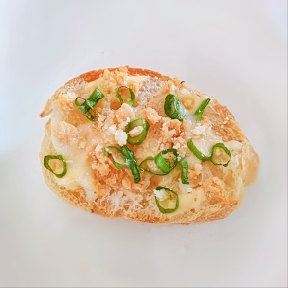 鮭フレークとネギのピザ