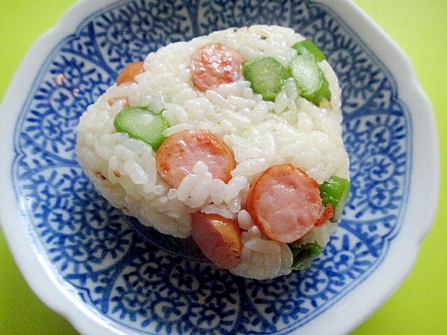 唐草模様の皿に盛られた冷凍アスパラウインナーおにぎり