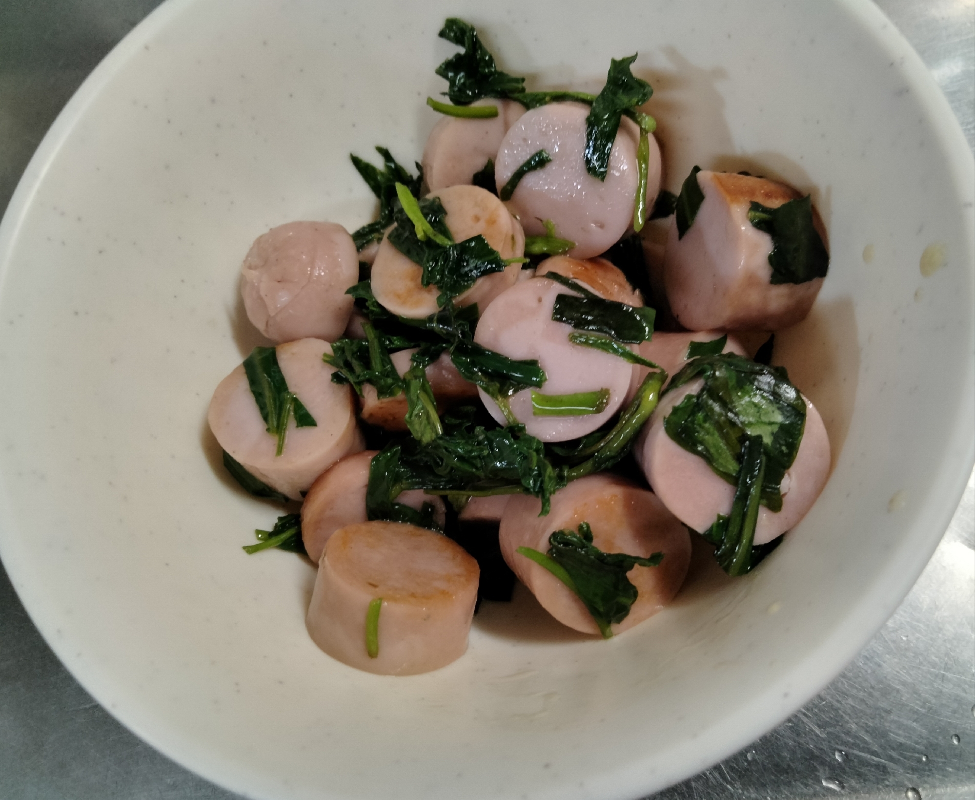 魚肉ソーセージと青菜のオリーブオイル炒め
