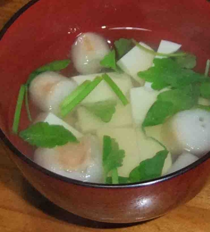 春らしく豆腐、麩、せりの吸い物