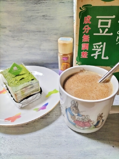 きょうはこちら♬夕食後に頂きもののケーキを食べるのにほろ苦い抹茶に合う飲み物探してお気に入りから発見❣豆乳とシナモンでほっこり優しいコーヒーに✨素敵レシピ感謝❤