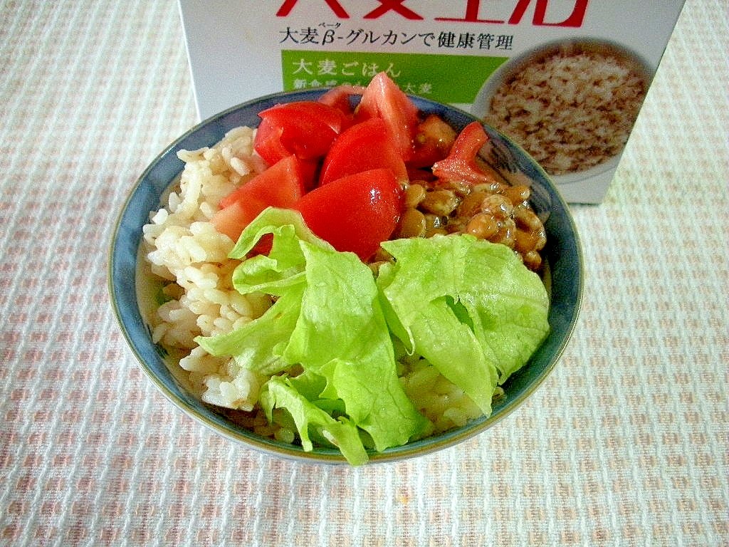 大麦ごはんで！たっぷり野菜サラダ納豆丼