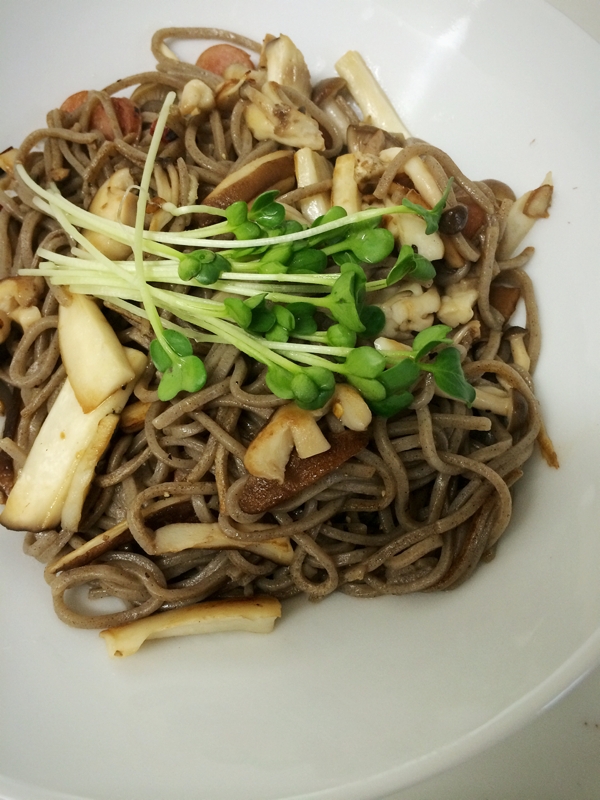 味付け簡単☆お蕎麦で和風きのこパスタ風