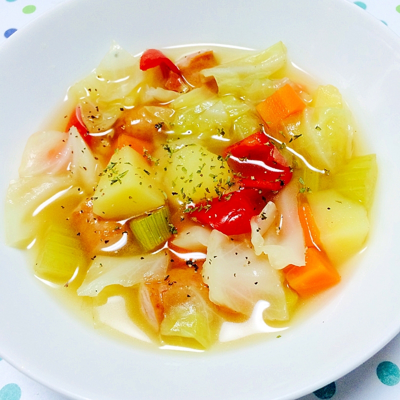 赤ピーマンやキャベツ、じゃがいもなどを使う具だくさんの和風スープ