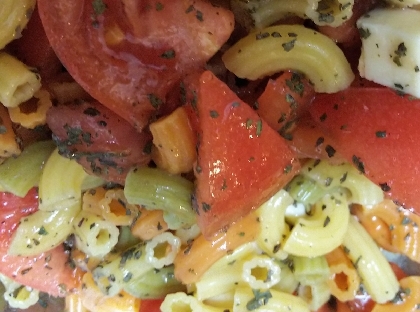 トマト＆チーズ＆マカロニのバジルサラダ