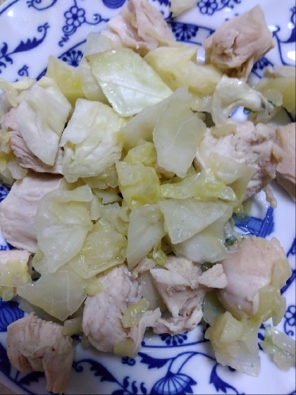 しっとり鶏胸肉と春キャベツの塩にんにく蒸し焼き