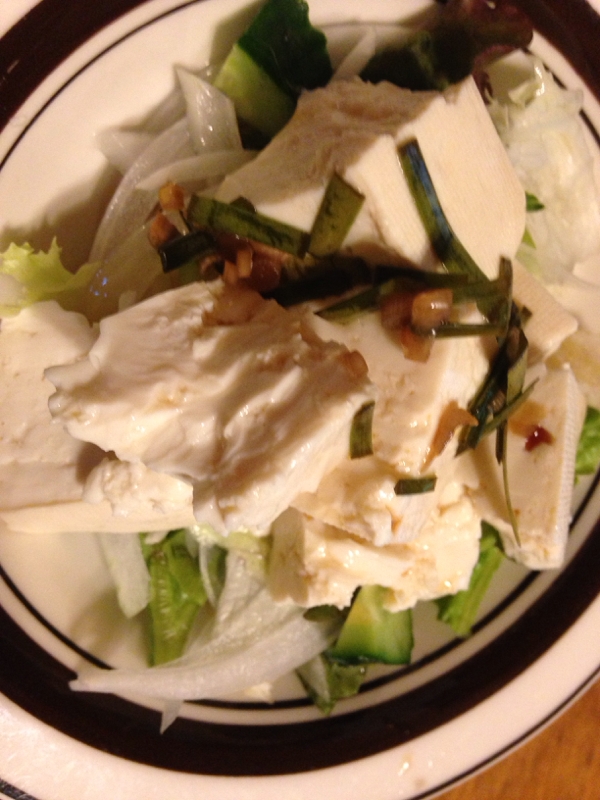 きゅうりとレタスとたまねぎと豆腐の中華サラダ。
