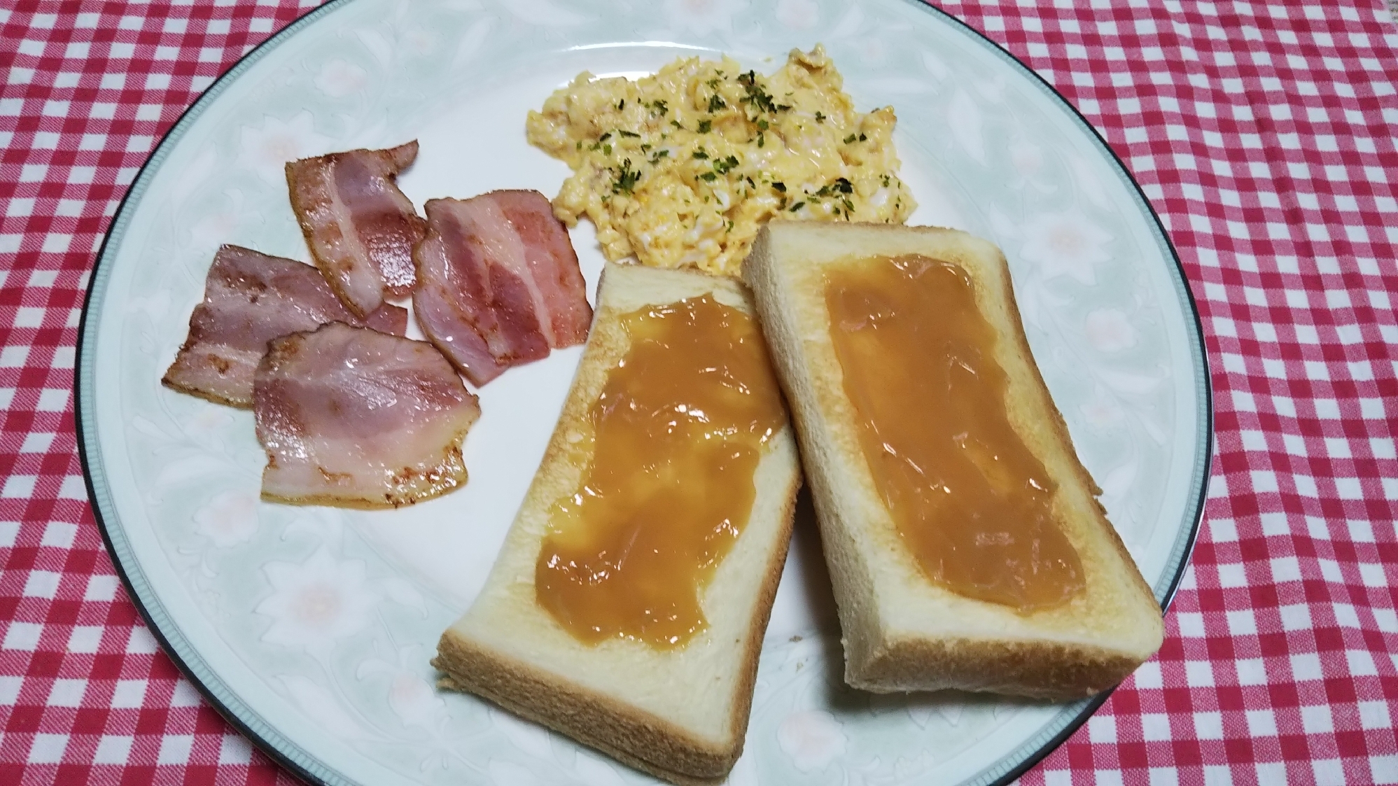 スクランブルエッグとベーコンとトーストの朝食☆