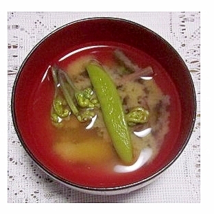 わらびと絹さやの味噌汁