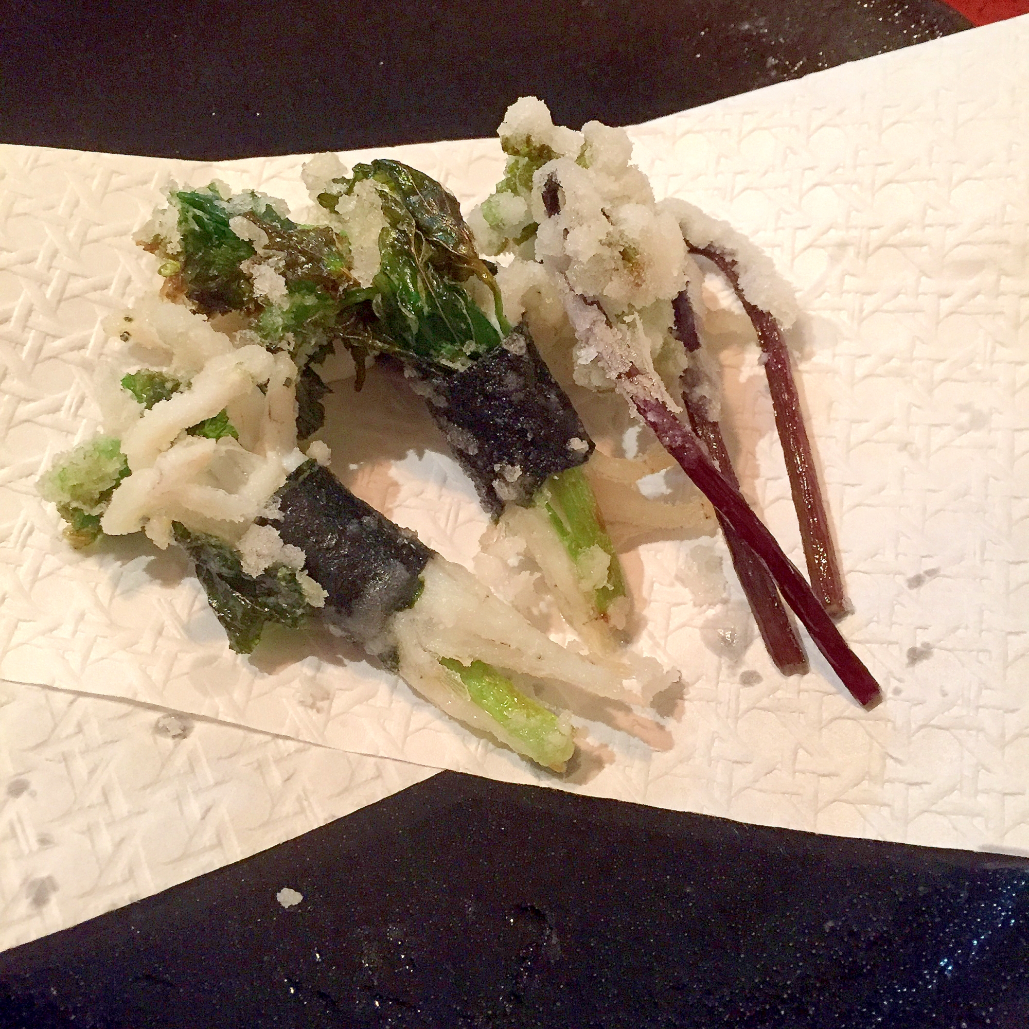 キッチンペーパーの上に置いた白魚と花わさびの天ぷら