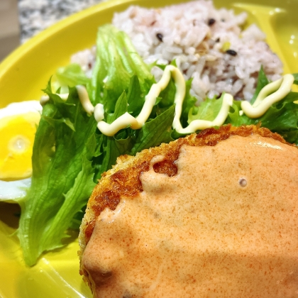 オーロラソースかけポテトコロッケとレタスマヨ丼