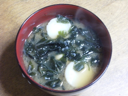 里芋の味噌汁の時は、里芋単独だった（笑）。折角なので、海草の代表であるワカメ（大袈裟）を大量に入れた↑↑↑美味しかった～♪♪♪ご馳走様でした！